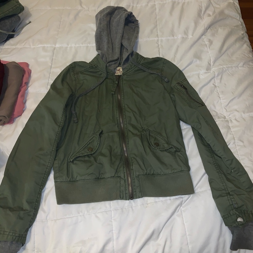 Hollister jacket size small, gently used, in great condition.